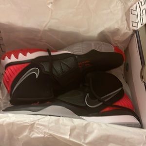 Kyrie’s 6 NEVER WORN